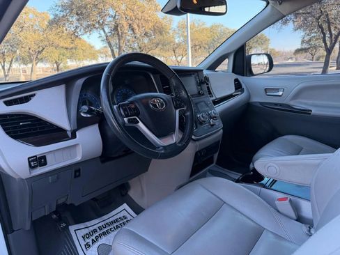 Used 2020 Toyota Sienna XLE image 11