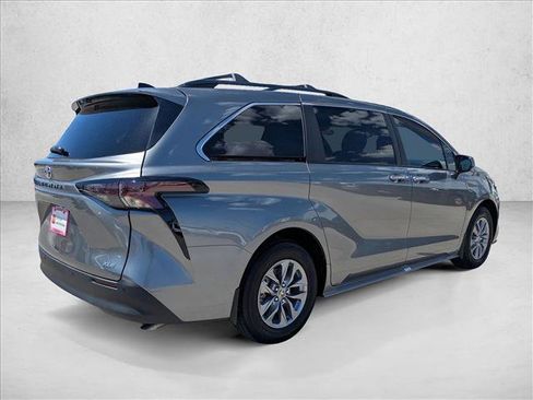 Certified 2026 Toyota Sienna XLE FWD image 5