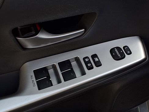 Used 2014 Toyota Prius V Three image 18