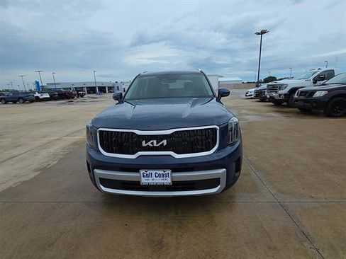 Used 2025 Kia Telluride EX w/ EX Captain's Chair Package AWD/4WD image 2