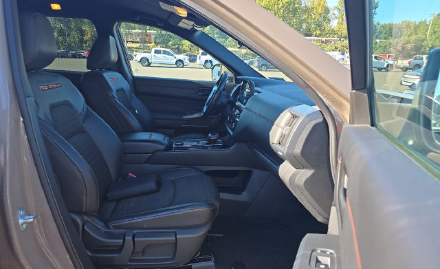 Used 2025 Nissan Pathfinder Rock Creek AWD/4WD image 11