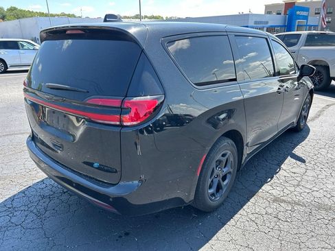 Used 2022 Chrysler Pacifica Limited w/ S Appearance Package FWD image 5
