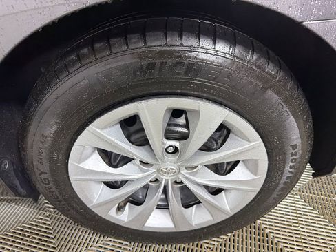 Used 2016 Toyota Camry LE image 19