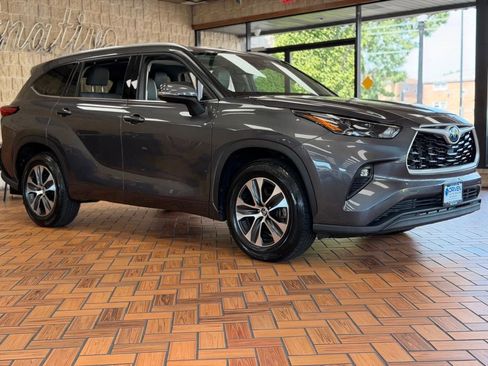 Used 2022 Toyota Highlander XLE FWD image 8
