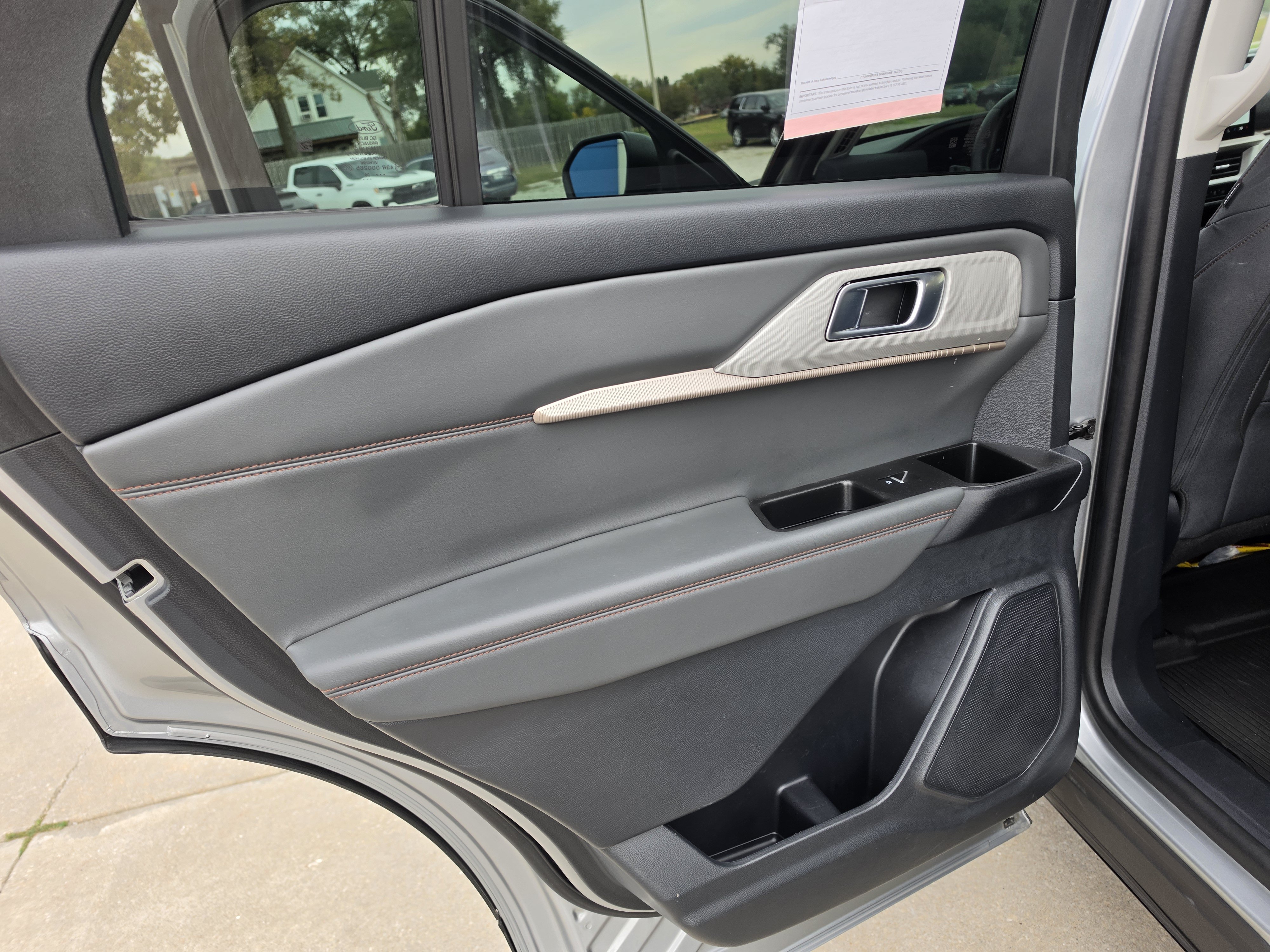 Used 2025 Ford Explorer Active AWD/4WD image 13