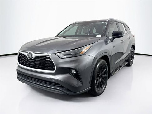 Certified 2023 Toyota Highlander XLE image 2