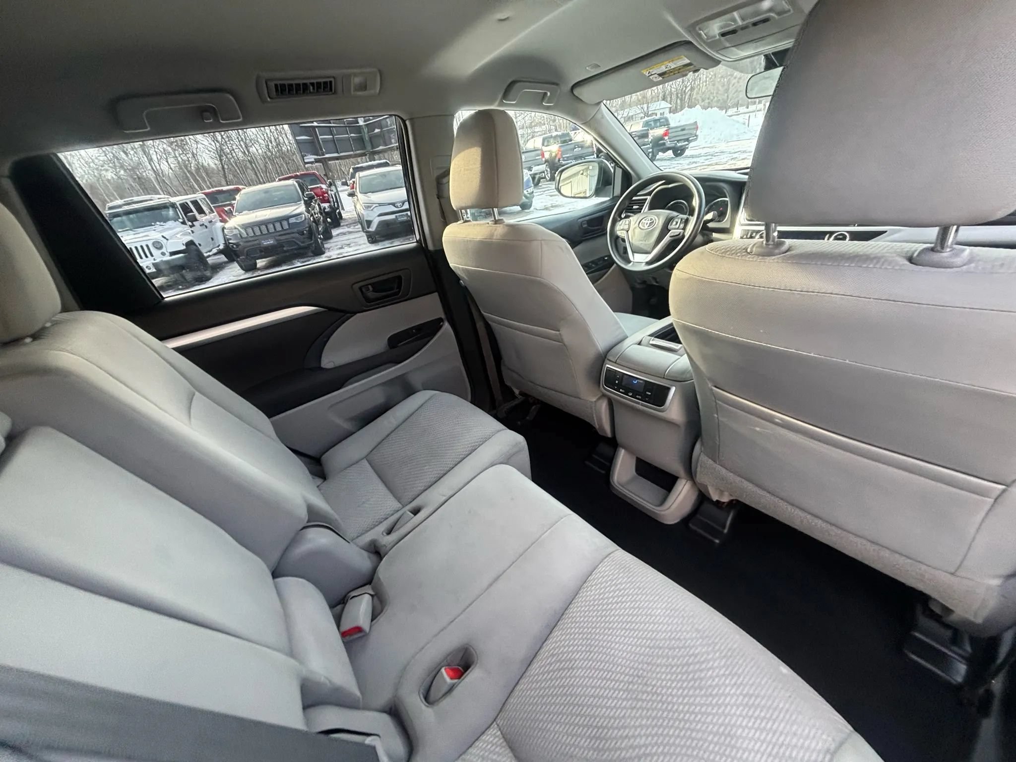 Used 2018 Toyota Highlander LE w/ Carpet Mat Package (TMS) AWD/4WD image 32