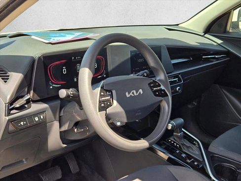 Used 2025 Kia Niro LX FWD image 9
