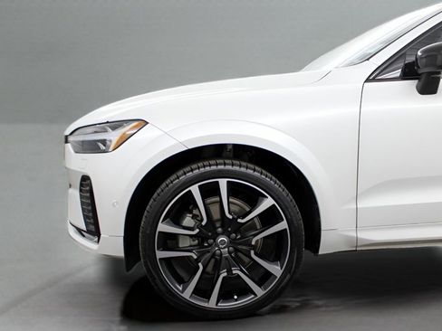 Certified 2023 Volvo XC60 B5 Ultimate w/ Climate Package image 4