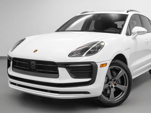 Certified 2025 Porsche Macan image 7