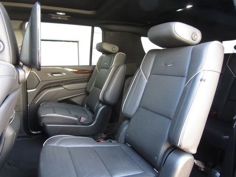 Used 2021 Cadillac Escalade ESV Premium Luxury w/ LPO, Radiant Package AWD/4WD image 16