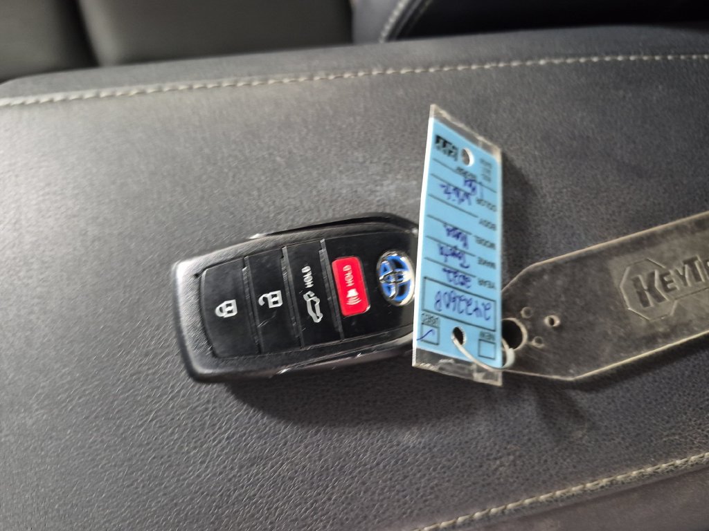 Used 2022 Toyota Venza XLE AWD/4WD image 31