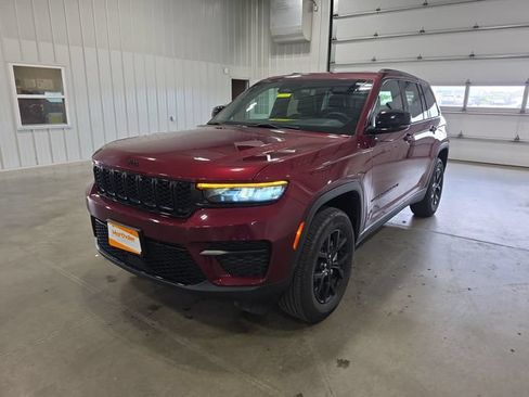 Used 2025 Jeep Grand Cherokee Altitude AWD/4WD image 4