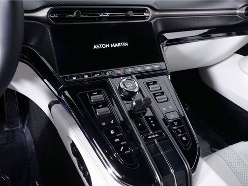 Used 2025 Aston Martin V8 Vantage Coupe image 26