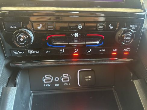 New 2025 Jeep Grand Cherokee Laredo w/ Luxury Tech Group I image 27