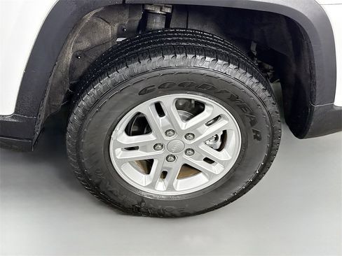 Used 2023 Jeep Grand Cherokee Laredo image 33