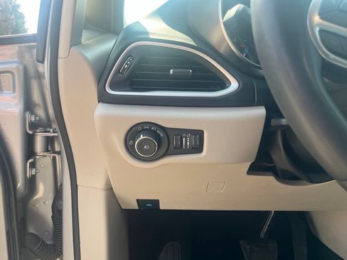 Used 2024 Chrysler Pacifica Touring-L FWD image 22