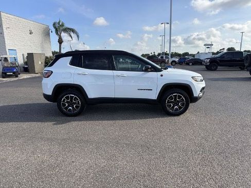 Used 2025 Jeep Compass Trailhawk AWD/4WD image 2