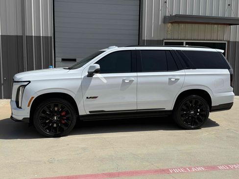 Used 2026 Cadillac Escalade V w/ LPO, ONYX Package AWD/4WD image 9