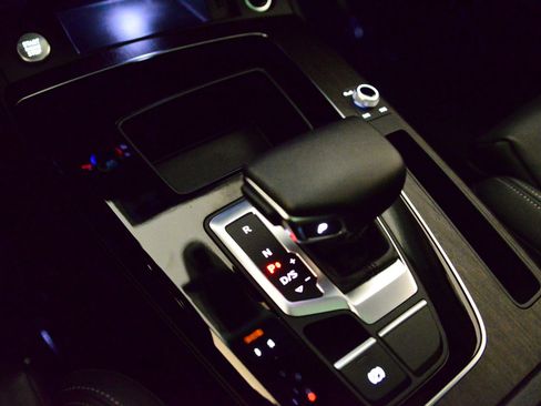 Used 2023 Audi Q5 e Premium w/ Convenience Package image 15