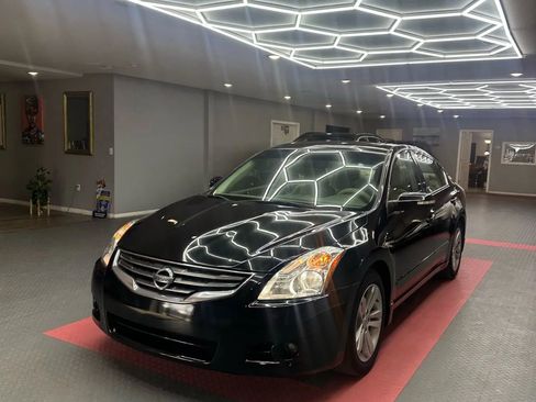 Used 2011 Nissan Altima 3.5 SR w/ 3.5SR Premium Pkg FWD image 2