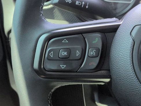 Used 2025 Jeep Gladiator Rubicon w/ Technology Group AWD/4WD image 16