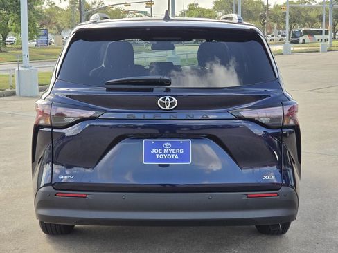 Used 2026 Toyota Sienna XLE FWD image 8