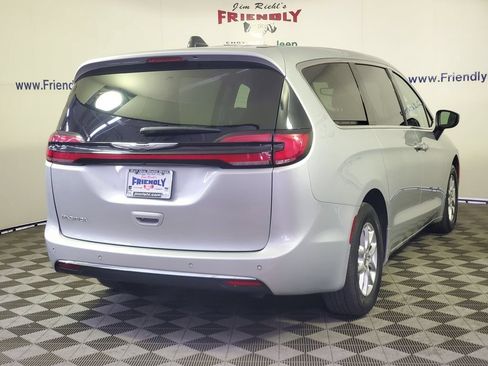 Used 2023 Chrysler Pacifica Touring-L FWD image 29