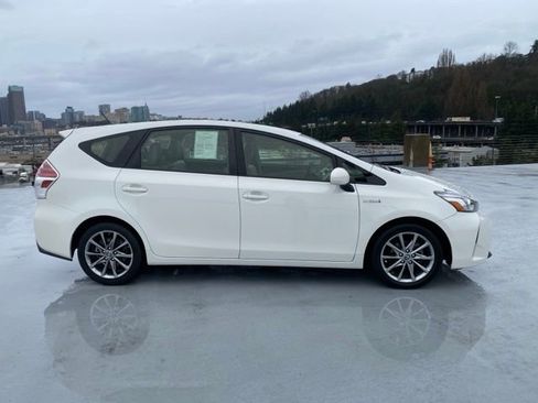 Used 2015 Toyota Prius V Five image 2