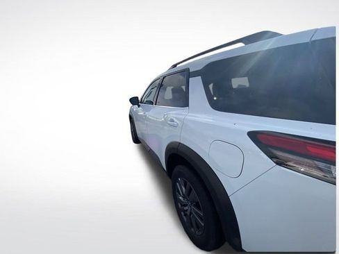 Used 2024 Nissan Pathfinder SV image 6