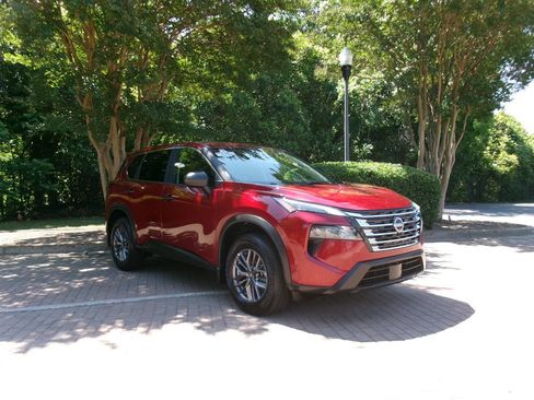 Used 2024 Nissan Rogue S AWD/4WD image 3