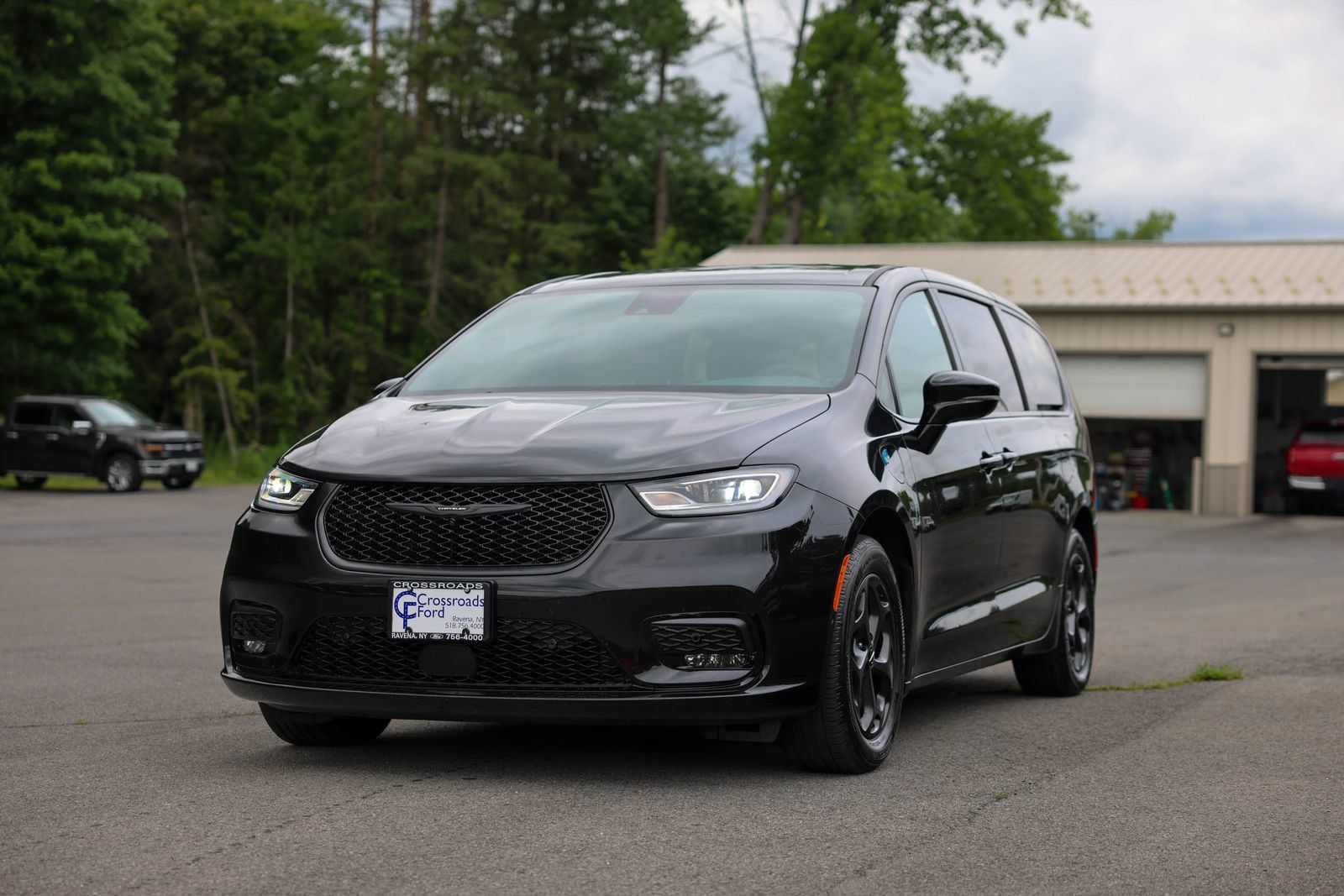 Used 2024 Chrysler Pacifica Limited FWD image 1
