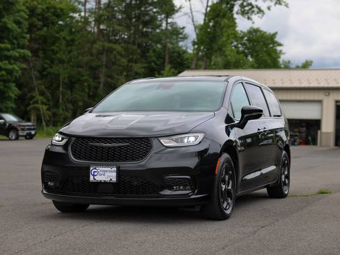Used 2024 Chrysler Pacifica Limited FWD image 1