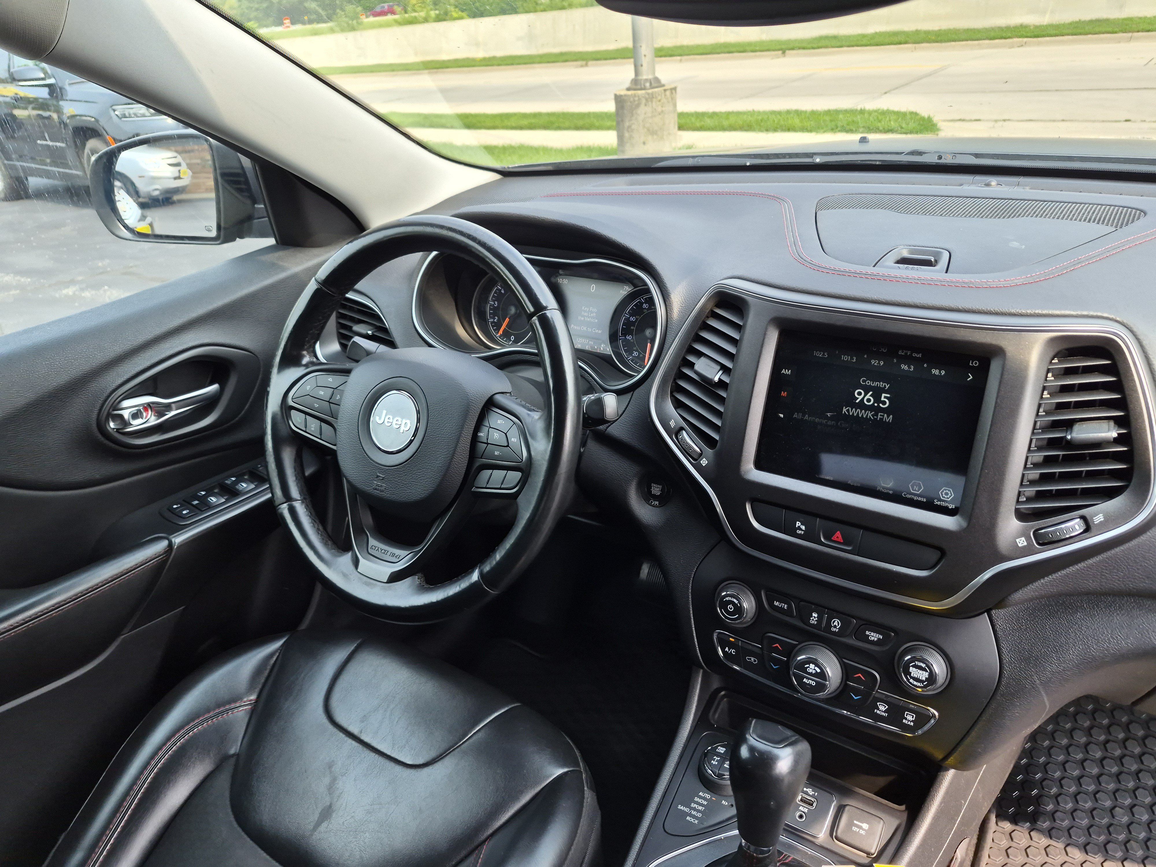 Used 2020 Jeep Cherokee Trailhawk AWD/4WD image 14