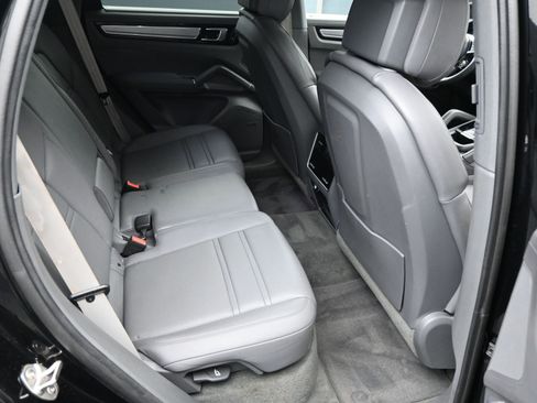 Certified 2022 Porsche Cayenne Platinum Edition image 11