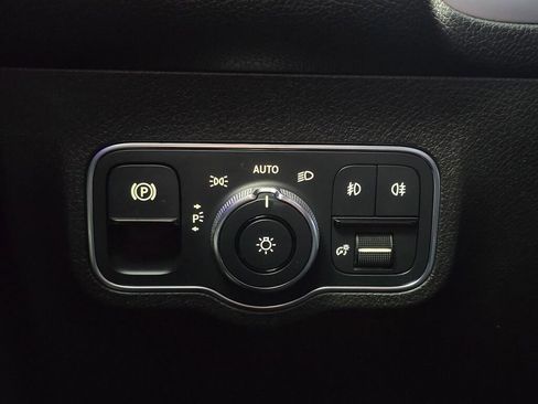 Used 2021 Mercedes-Benz GLB 250 4MATIC w/ Premium Package image 38