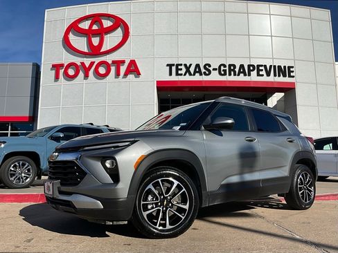 Used 2025 Chevrolet TrailBlazer LT image 2