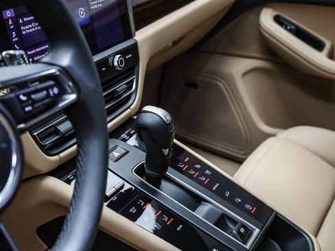 Certified 2025 Porsche Macan image 25