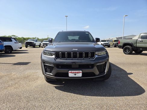 New 2026 Jeep Grand Cherokee Limited RWD image 2