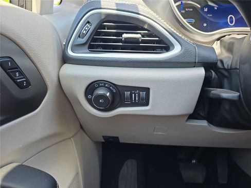 Used 2024 Chrysler Pacifica Select FWD image 23