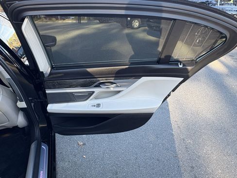 Used 2018 BMW 750i image 27