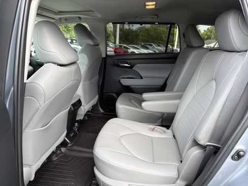 Used 2023 Toyota Highlander XLE FWD image 14
