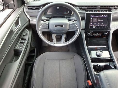 Used 2023 Jeep Grand Cherokee Laredo image 24