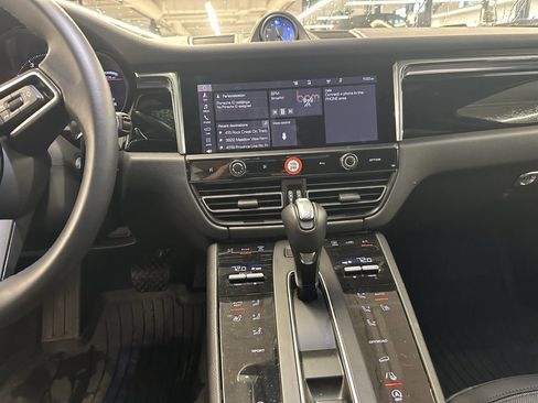 Certified 2025 Porsche Macan image 24