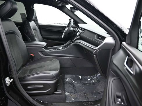 Used 2024 Jeep Grand Cherokee Altitude image 11