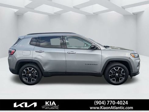 Used 2022 Jeep Compass Latitude FWD image 2