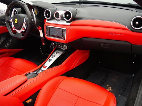 Used 2017 Ferrari California T RWD image 14