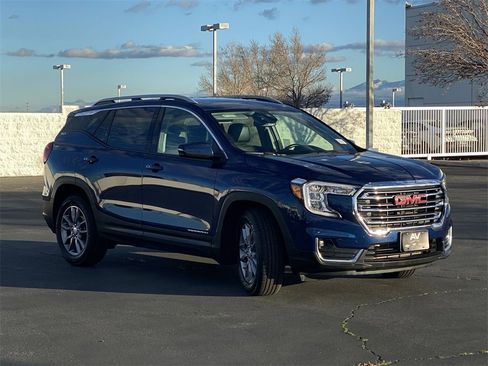 Used 2023 GMC Terrain SLT image 11