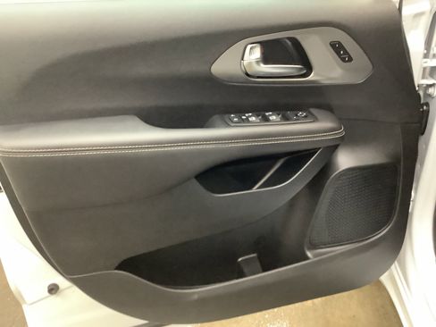 Used 2025 Chrysler Pacifica Select FWD image 12