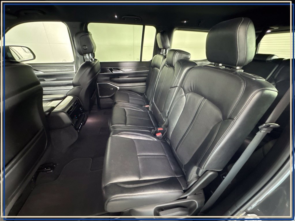 Used 2022 Jeep Wagoneer Series III AWD/4WD image 34
